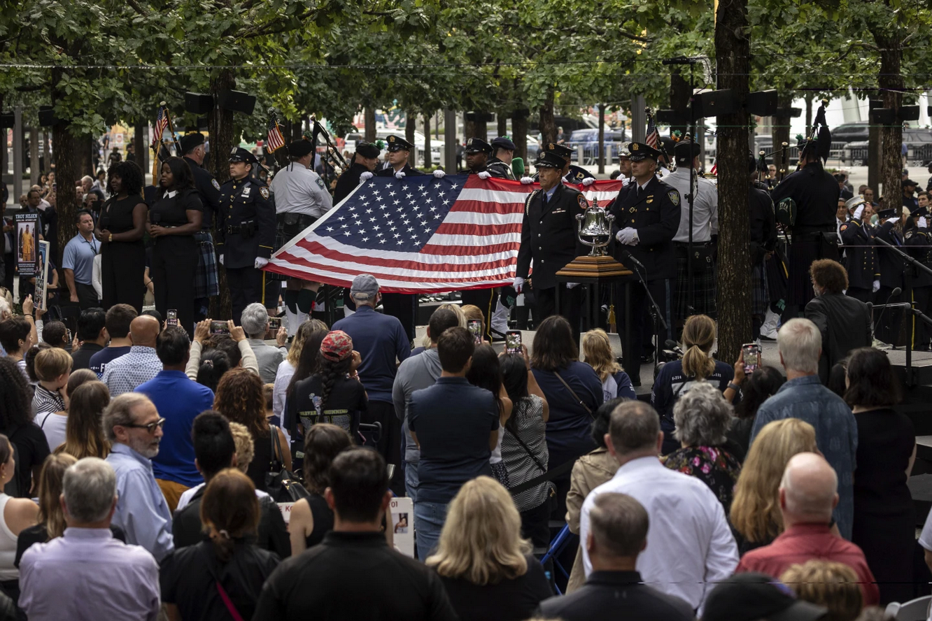 Người Mỹ tới Vùng đất số 0 để tưởng nhớ 3.000 nạn nhân vụ khủng bố 11/9 - 2