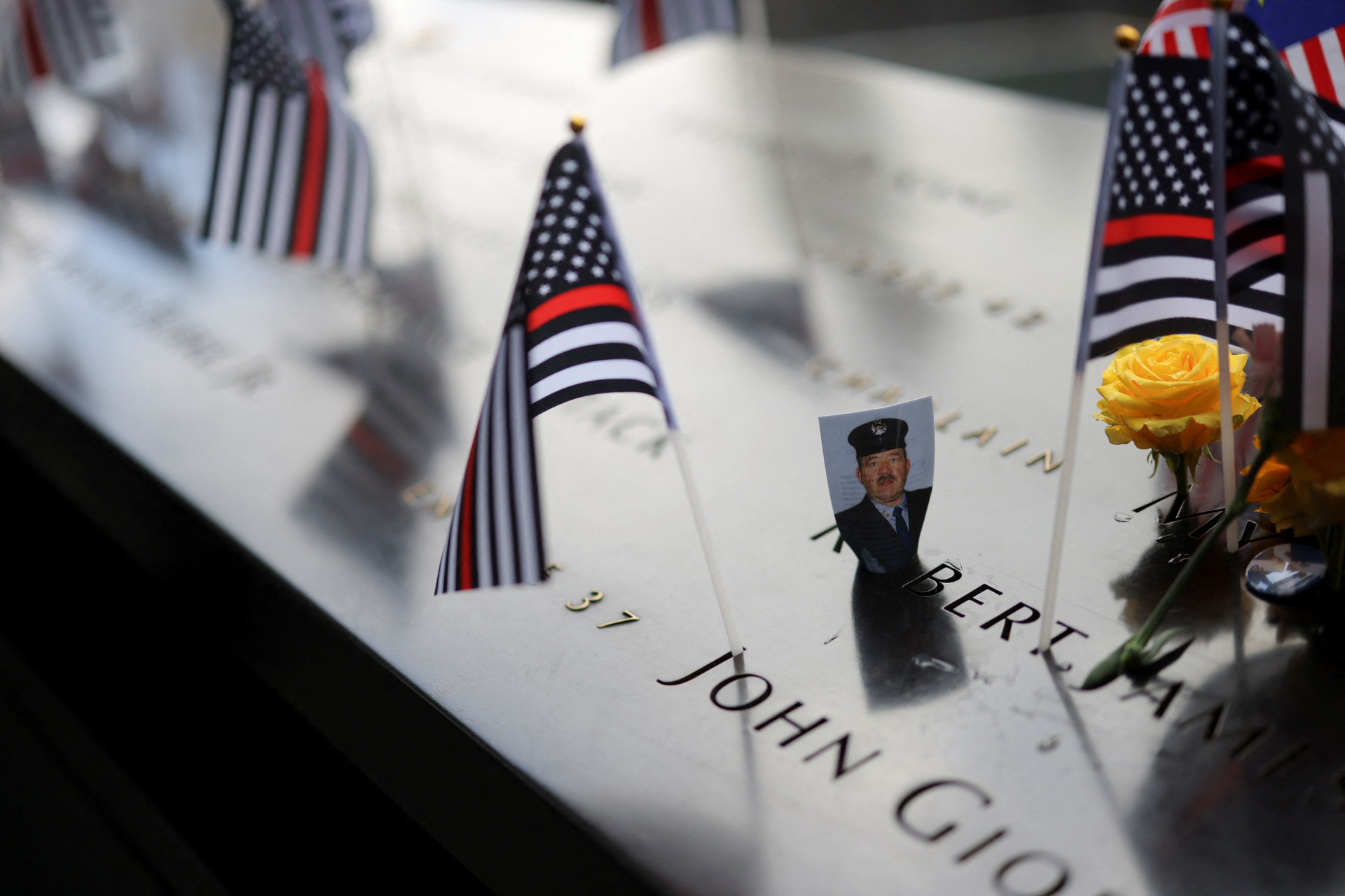 Người Mỹ tới Vùng đất số 0 để tưởng nhớ 3.000 nạn nhân vụ khủng bố 11/9 - 10
