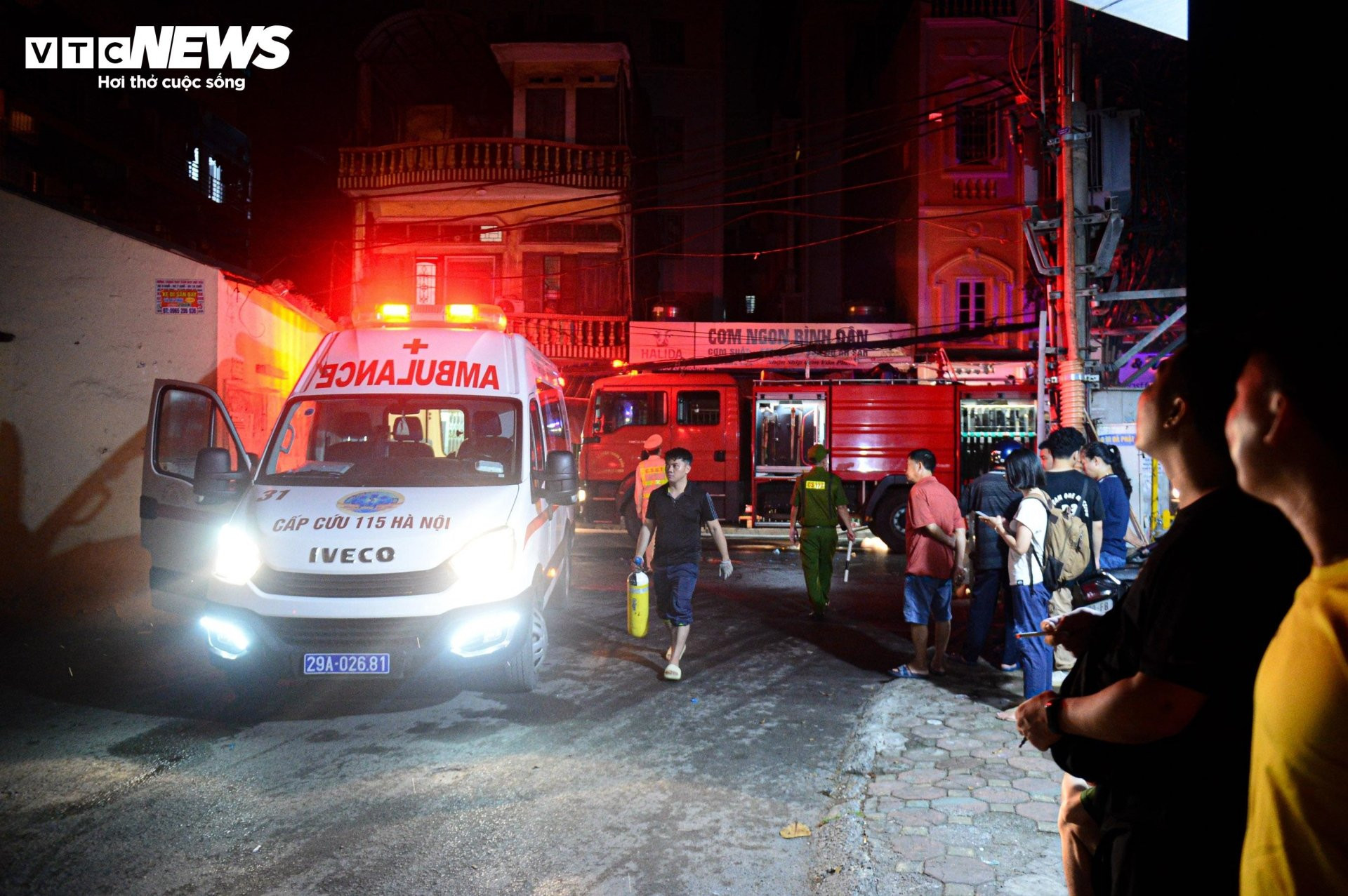 Hiện trường vụ cháy chung cư mini ở Hà Nội trong đêm, nhiều người ngất xỉu - 1