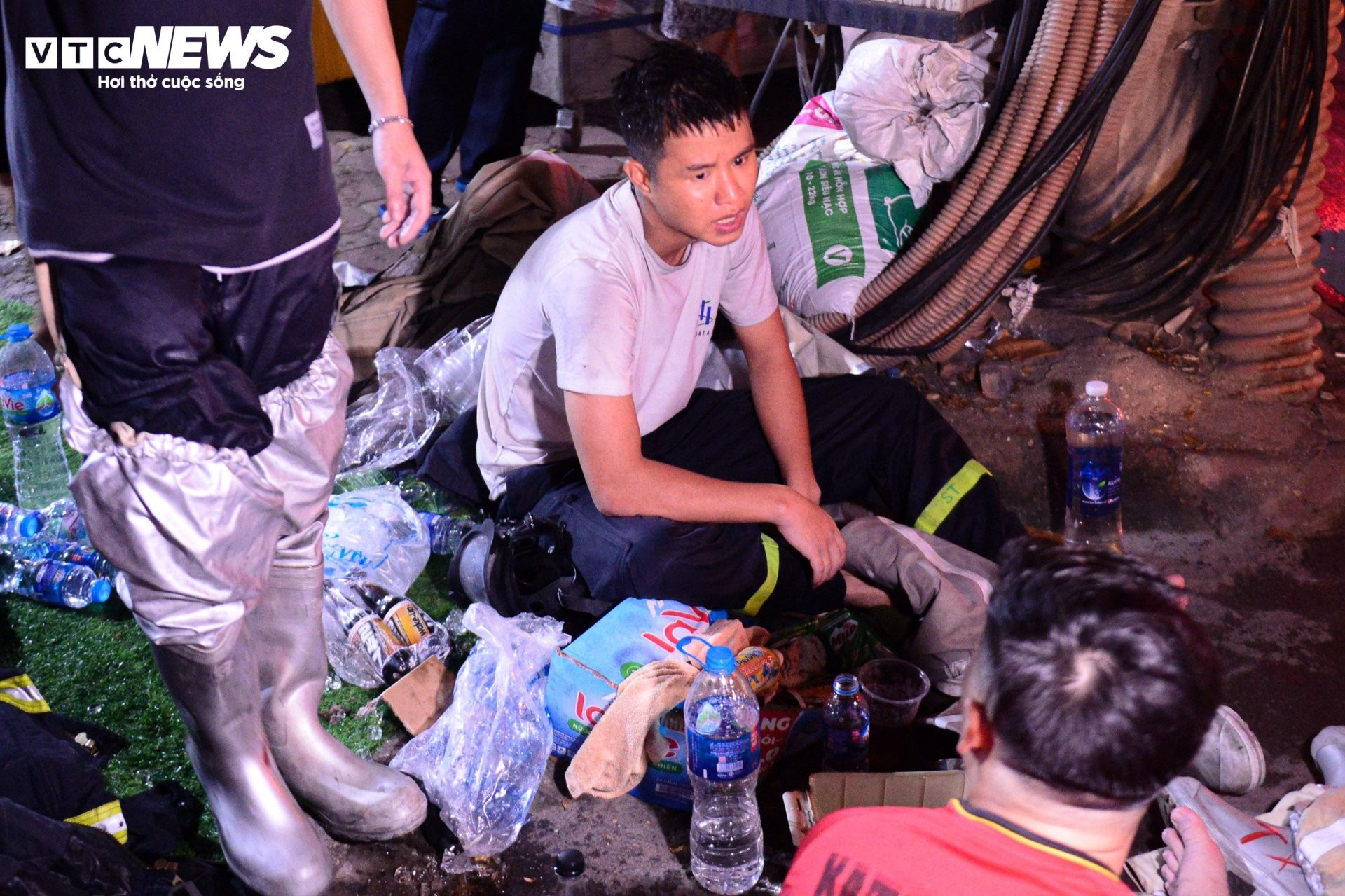 Hiện trường vụ cháy chung cư mini ở Hà Nội trong đêm, nhiều người ngất xỉu - 15