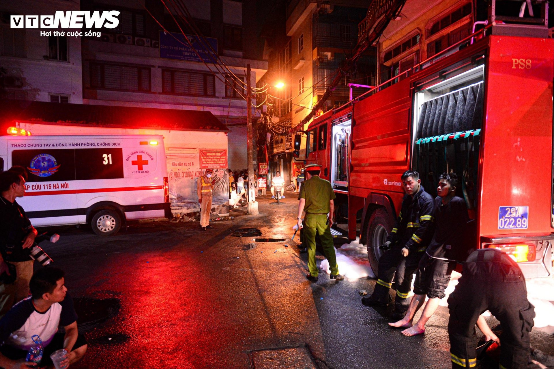 Hiện trường vụ cháy chung cư mini ở Hà Nội trong đêm, nhiều người ngất xỉu - 13