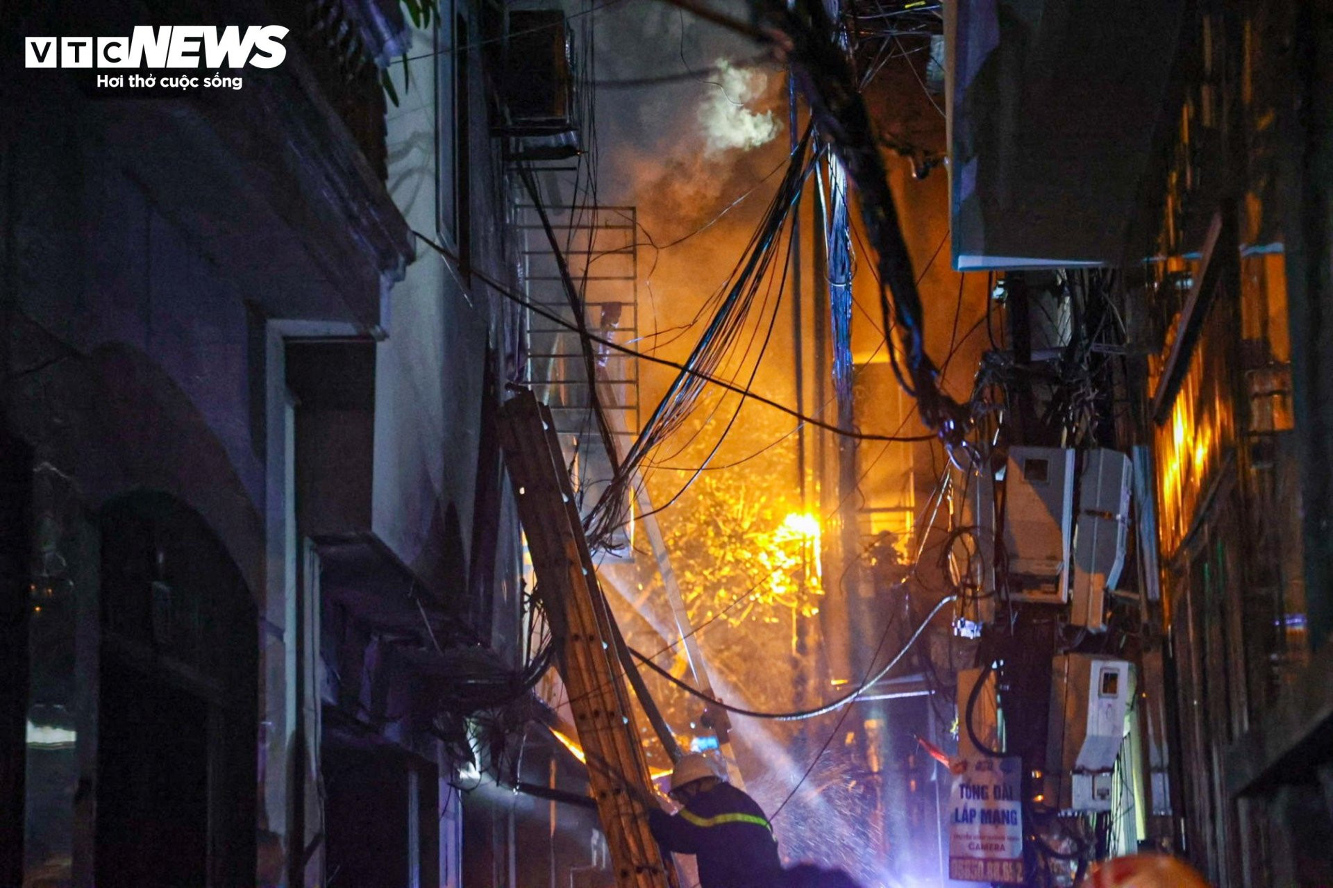 Hiện trường vụ cháy chung cư mini ở Hà Nội trong đêm, nhiều người ngất xỉu - 5
