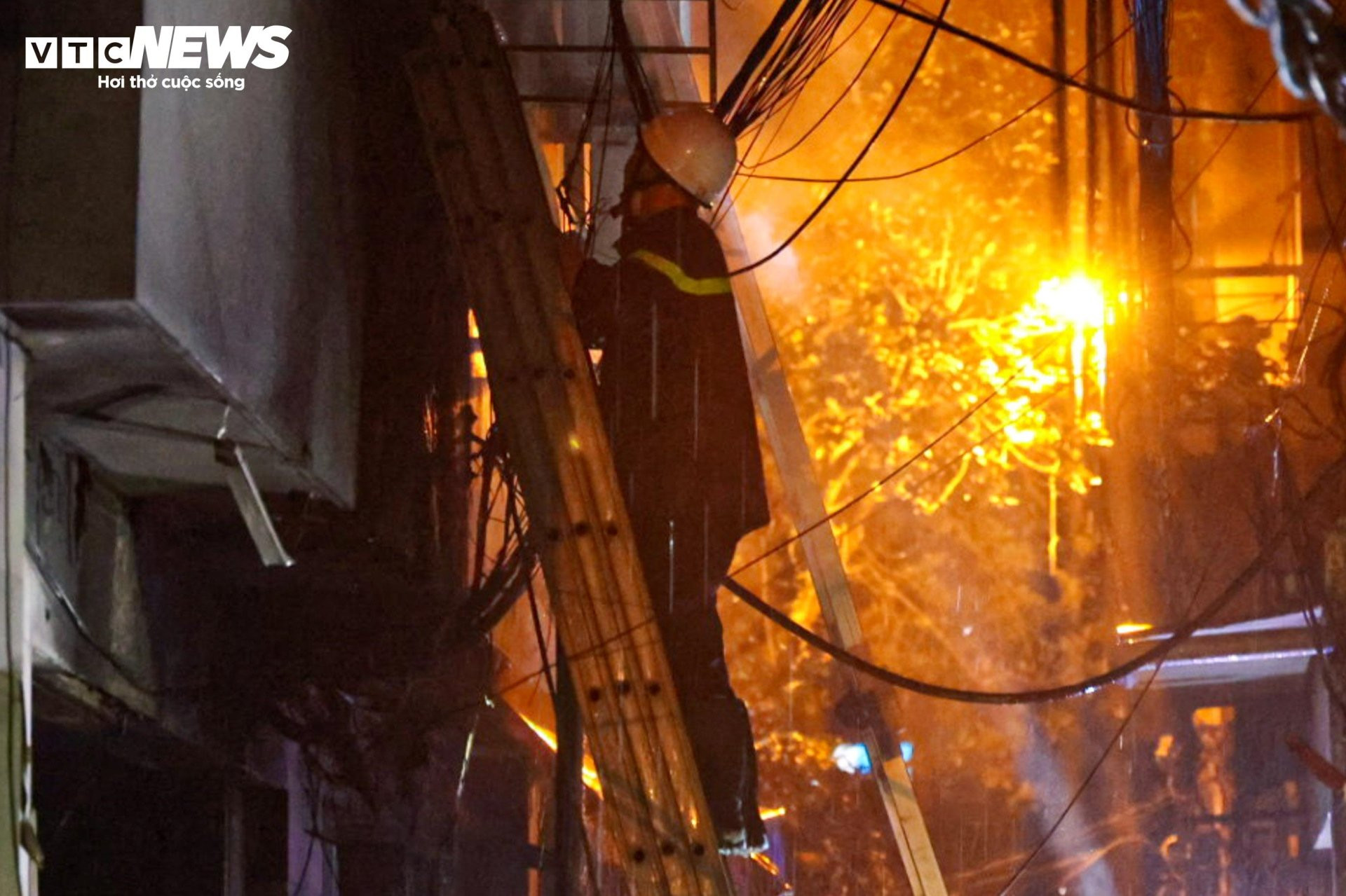 Hiện trường vụ cháy chung cư mini ở Hà Nội trong đêm, nhiều người ngất xỉu - 4