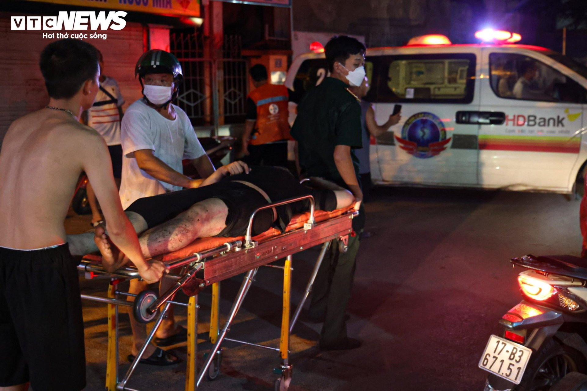 Hiện trường vụ cháy chung cư mini ở Hà Nội trong đêm, nhiều người ngất xỉu - 10