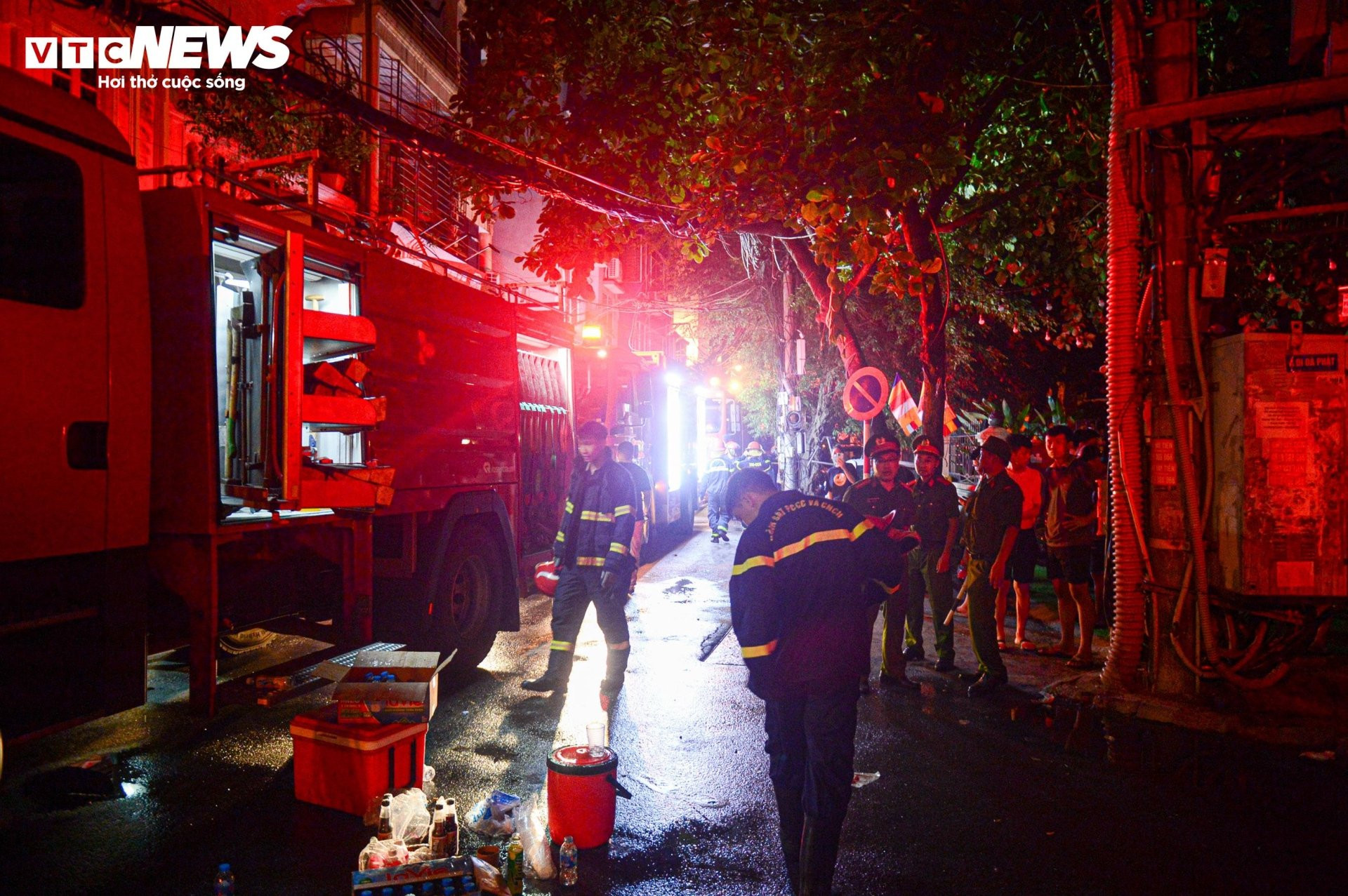 Hiện trường vụ cháy chung cư mini ở Hà Nội trong đêm, nhiều người ngất xỉu - 2
