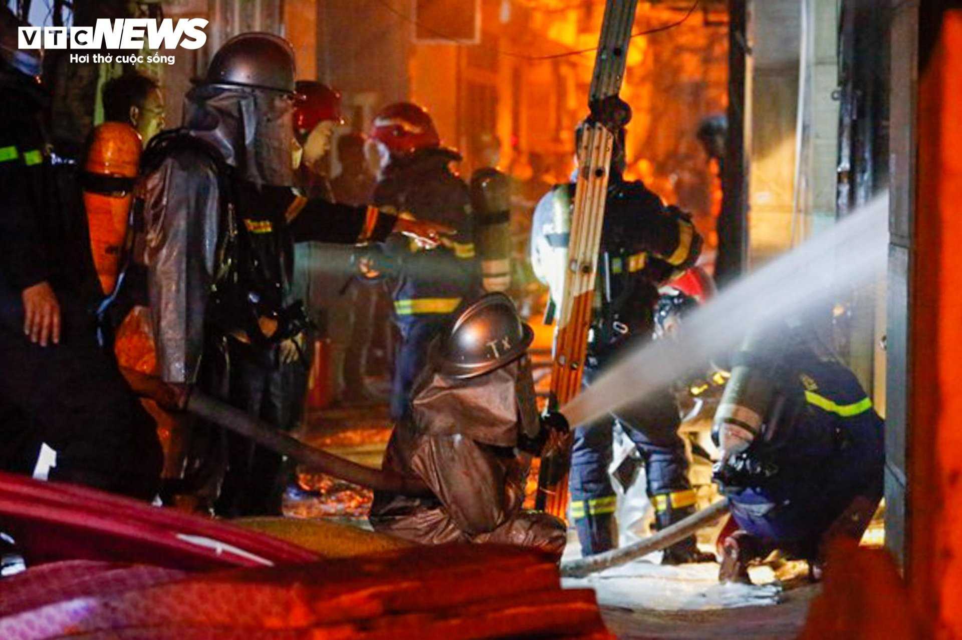 Hiện trường vụ cháy chung cư mini ở Hà Nội trong đêm, nhiều người ngất xỉu - 7