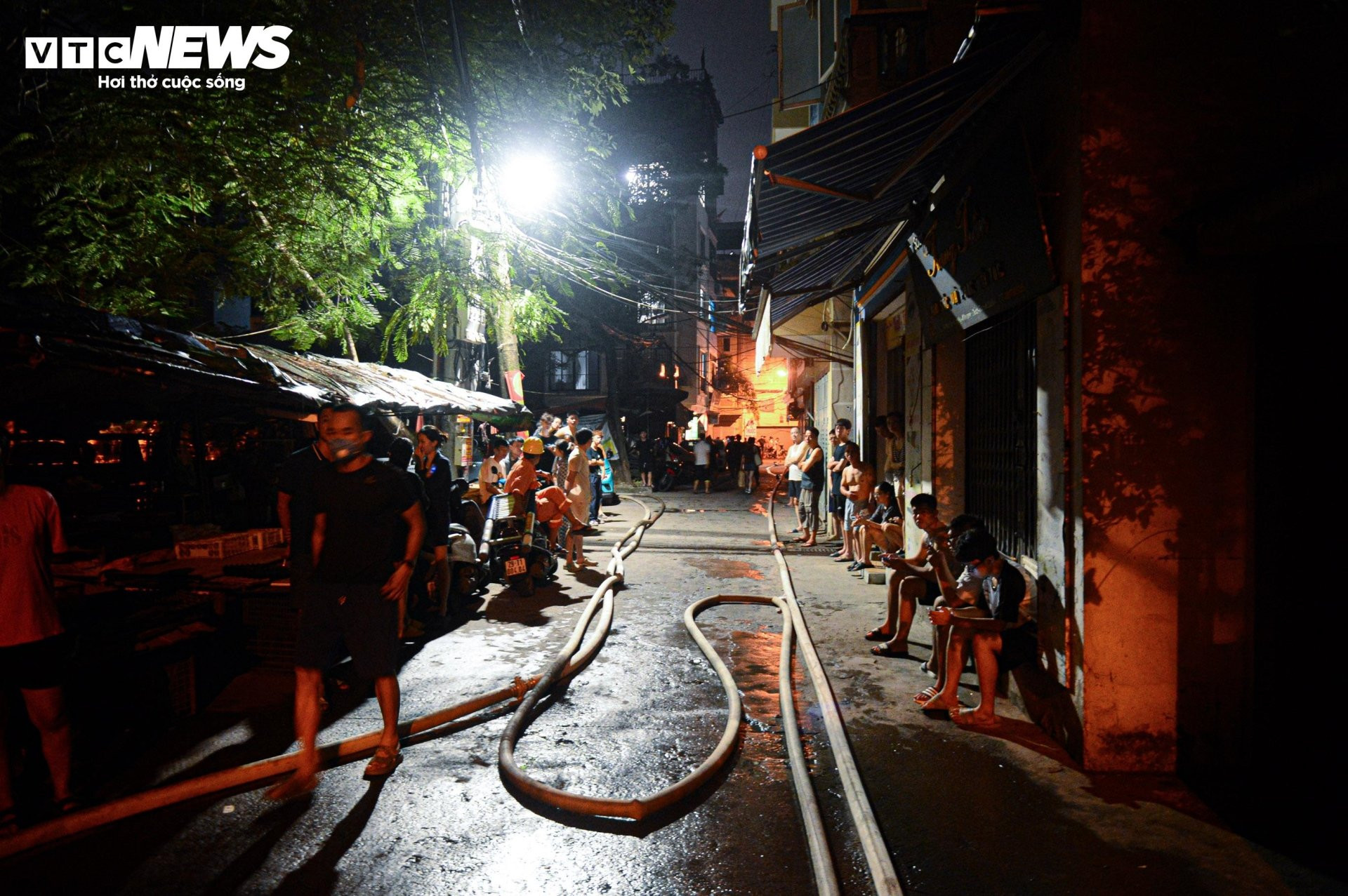 Hiện trường vụ cháy chung cư mini ở Hà Nội trong đêm, nhiều người ngất xỉu - 3
