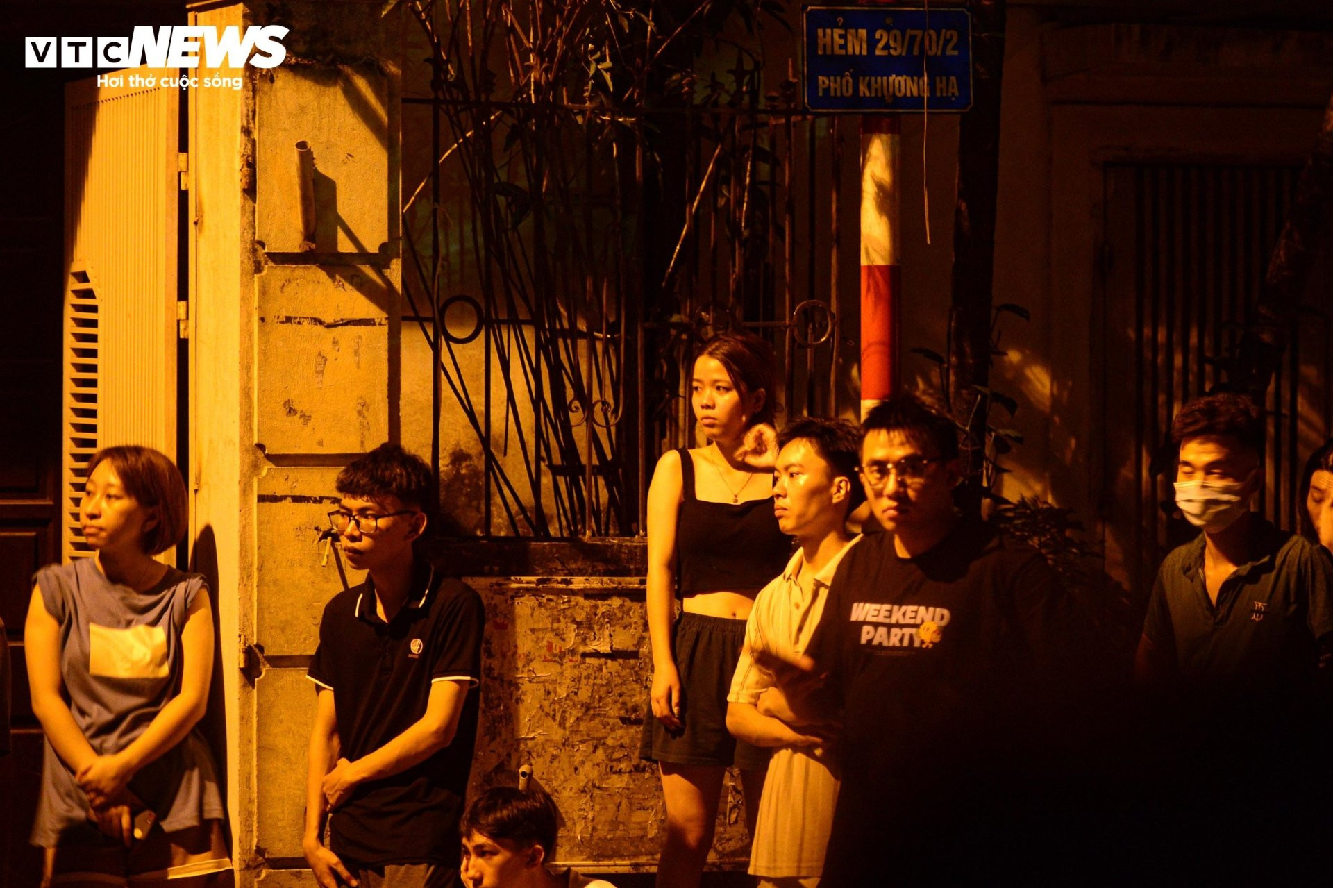 Hiện trường vụ cháy chung cư mini ở Hà Nội trong đêm, nhiều người ngất xỉu - 6