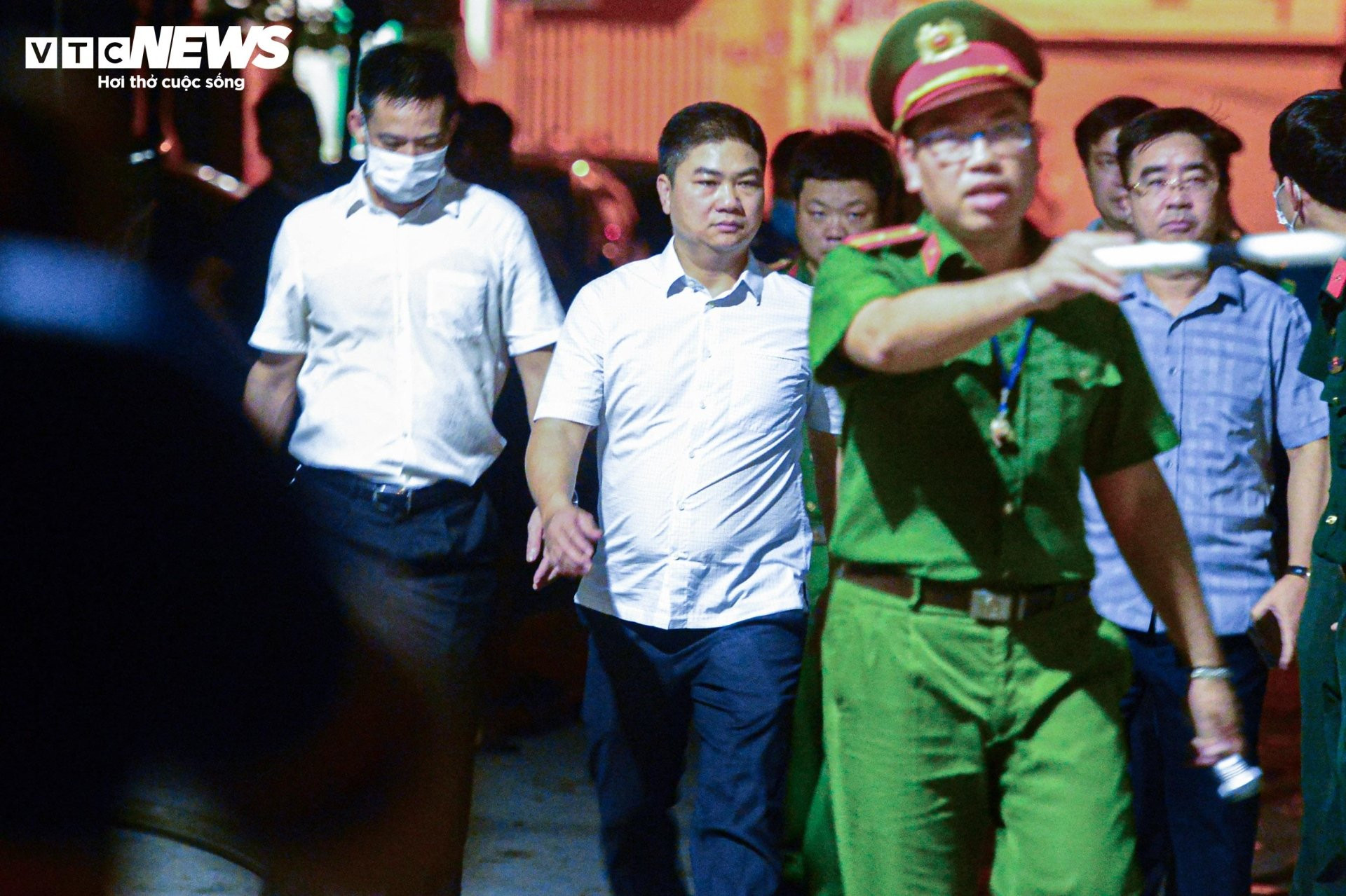 Hiện trường vụ cháy chung cư mini ở Hà Nội trong đêm, nhiều người ngất xỉu - 8