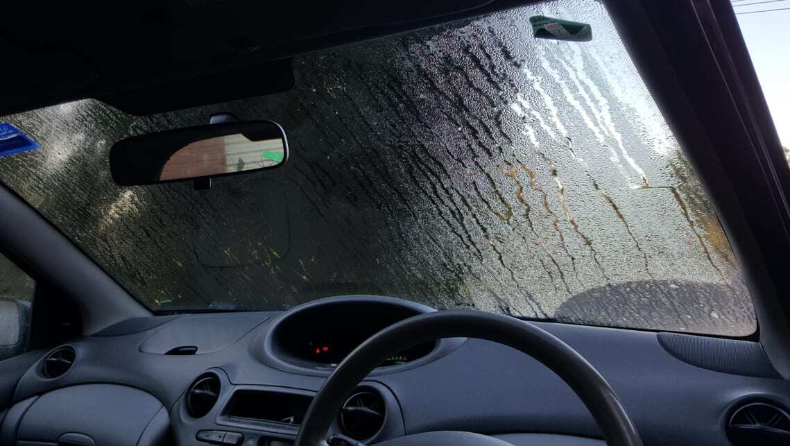 Kính lái ô tô bị mờ do hấp hơi nước là vấn đề mà tài xế nào cũng đã từng gặp. (Ảnh minh họa: Xetaichienthang)
