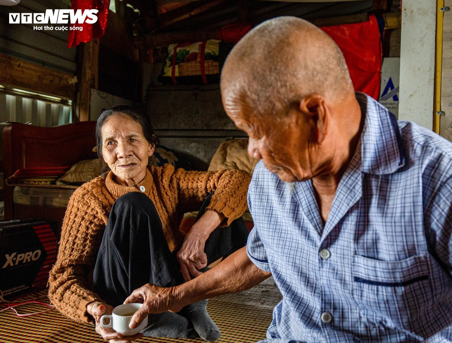 Chuyện tình đôi vợ chồng già hơn 50 năm sống dưới chân cầu Long Biên - 6