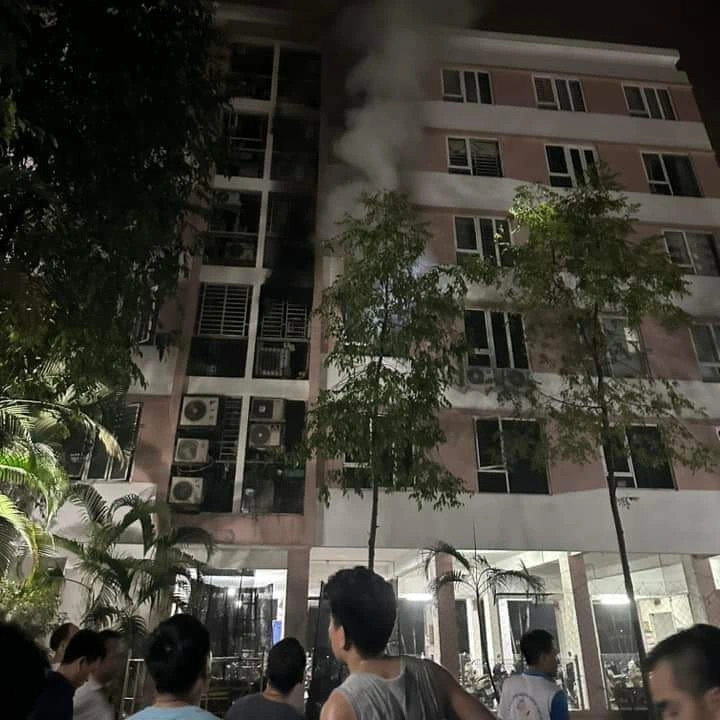 Cháy căn hộ tầng 3 chung cư ở Hà Nội lúc rạng sáng - 2
