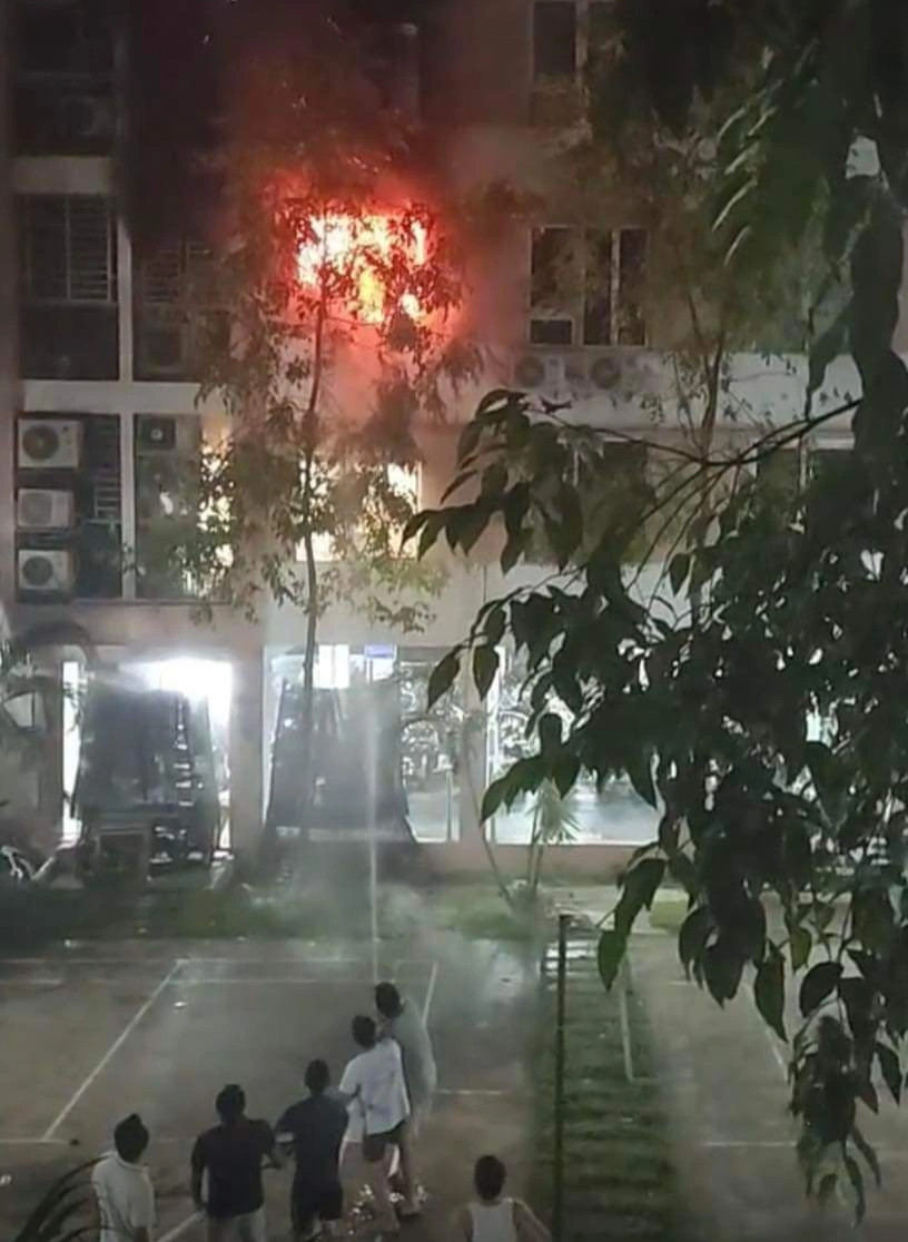 Cháy căn hộ tầng 3 chung cư ở Hà Nội lúc rạng sáng - 1