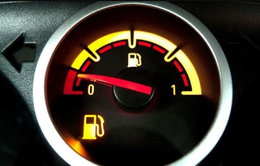 Chạy ô tô đến khi cạn bình xăng nhiều lần sẽ gây tác hại xấu đến xe. (Ảnh minh họa: Danchoioto.com)