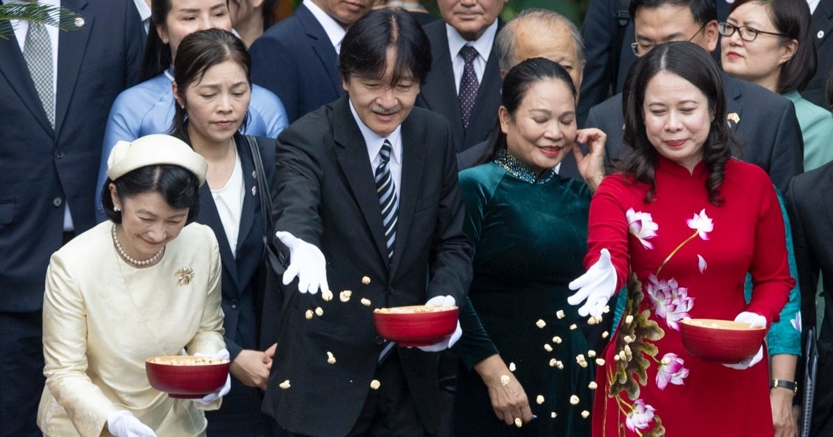 Hoàng Thái tử Nhật Bản cho cá ăn trong di tích nhà sàn Bác Hồ