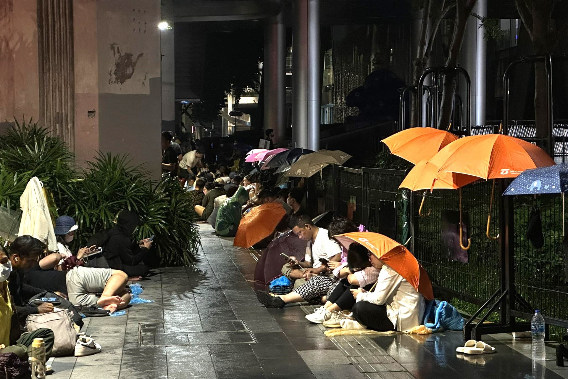 Người Việt đội mưa trước Apple Store chờ mua iPhone 15 xách tay - 2