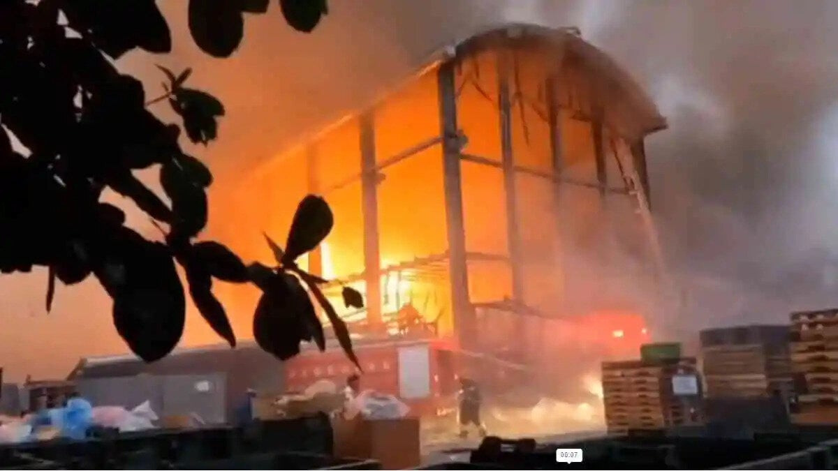 Lực lượng cứu hỏa cố gắng khống chế đám cháy ở một nhà xưởng của Launch Technologies.