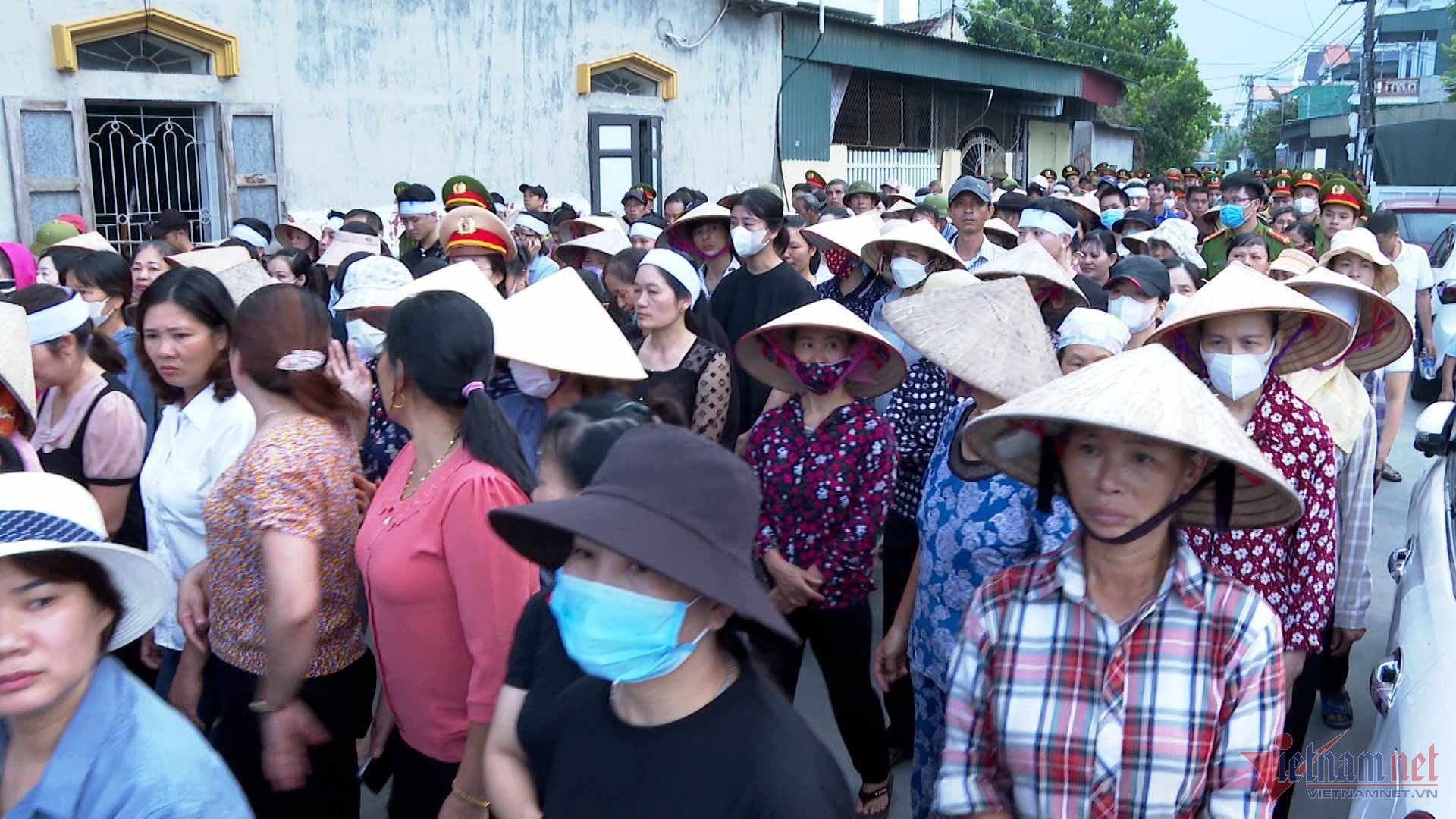 Người dân địa phương đưa tiễn chiến sĩ công an Đỗ Văn Tú về với đất mẹ.