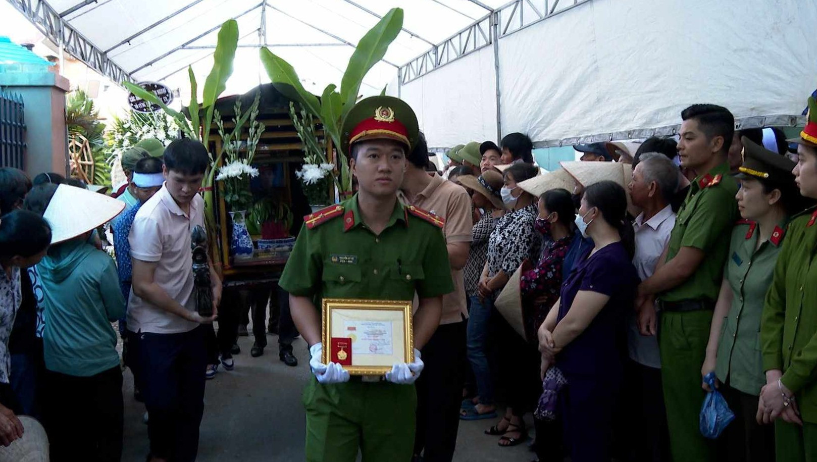 Trung úy Đỗ Văn Tú được truy tặng Huy hiệu Tuổi trẻ dũng cảm.
