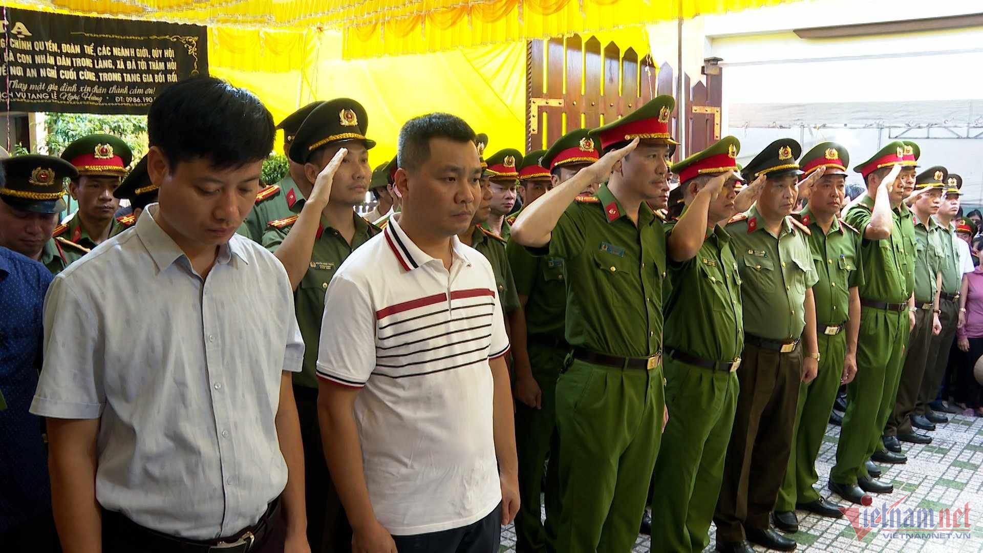 Ban Giám đốc Công an tỉnh Thái Bình cùng nhiều đồng đội tới viếng, tiễn biệt Trung úy Đỗ Văn Tú.