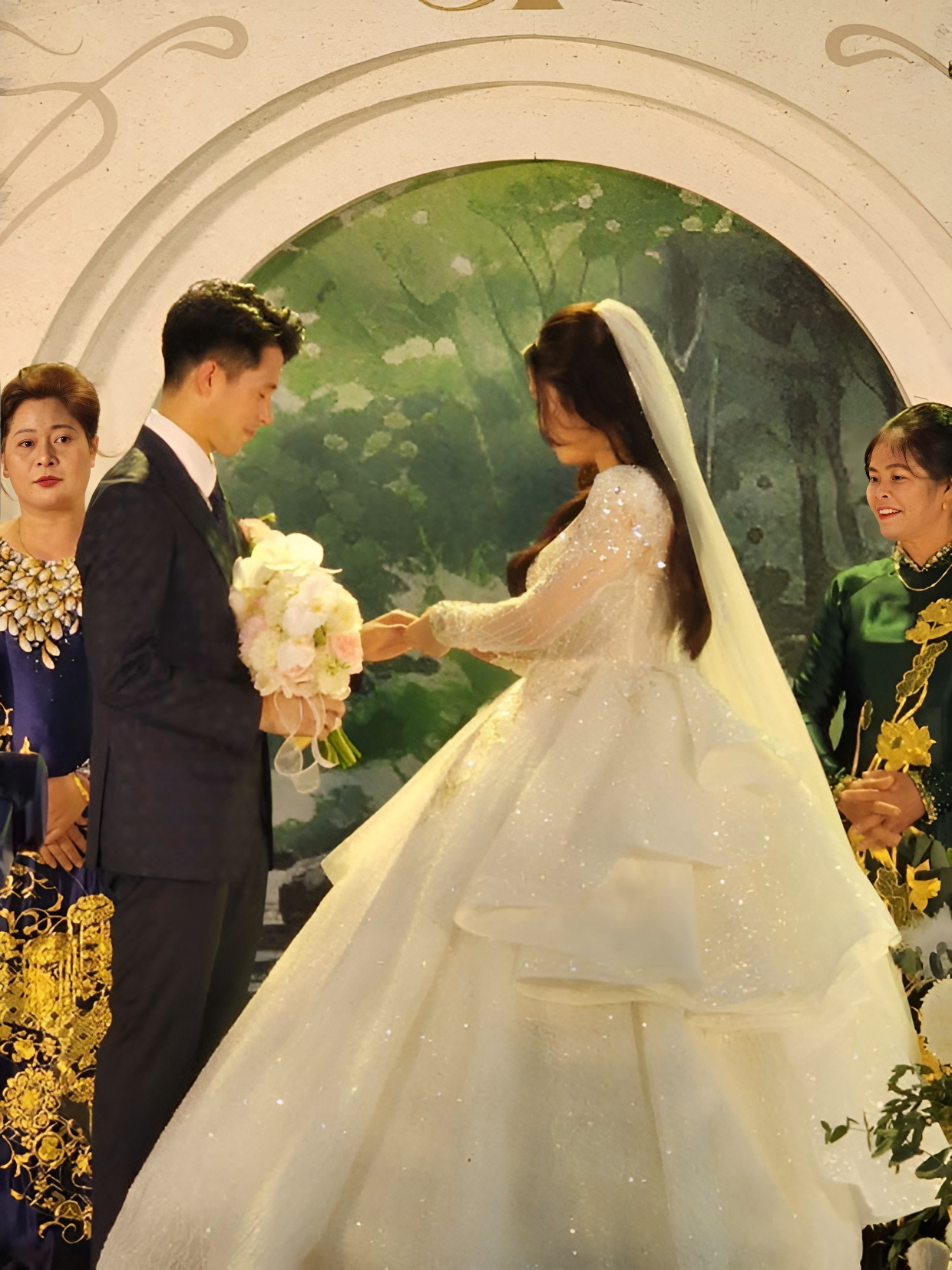 Vợ mới cưới xinh đẹp, yêu 8 năm của cầu thủ Trần Đình Trọng - 1