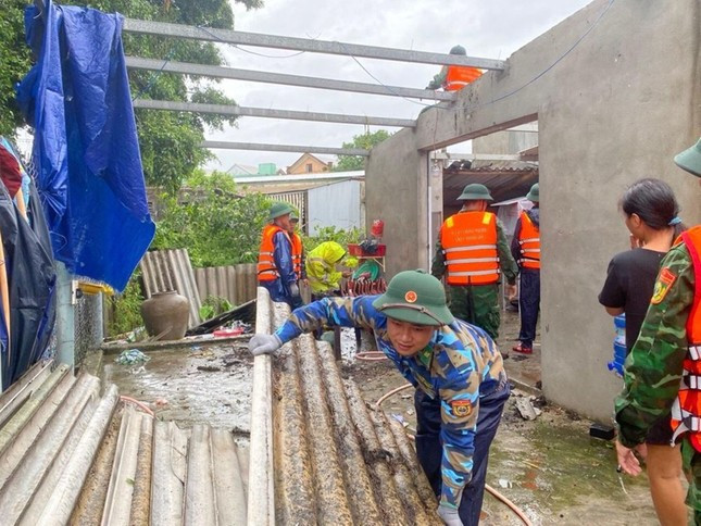 Hơn 70 ngôi nhà tại TT-Huế bị lốc xoáy tàn phá ảnh 1