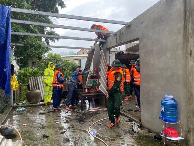Hơn 70 ngôi nhà tại TT-Huế bị lốc xoáy tàn phá ảnh 2