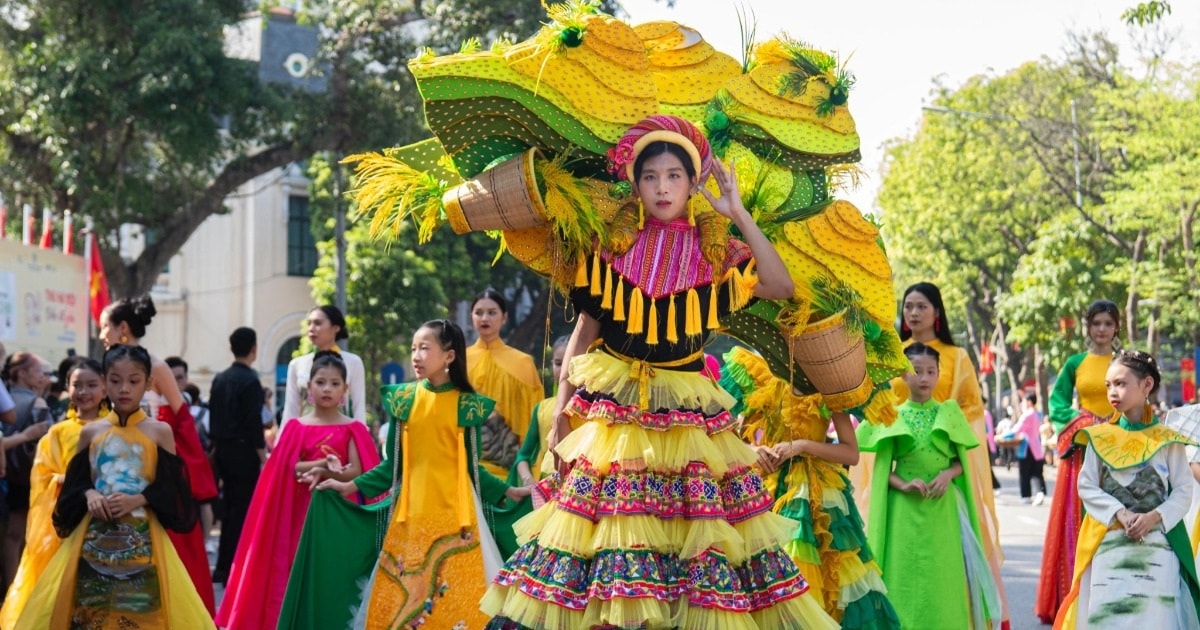 Hơn 1.500 người tham gia diễu hành trên phố đi bộ hồ Hoàn Kiếm