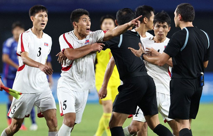Cầu thủ Triều Tiên quây chặt trọng tài sau trận đấu tranh cãi với Nhật Bản - 2