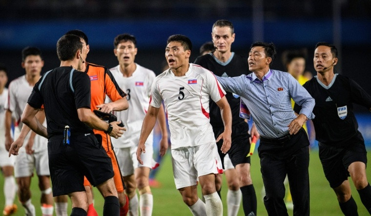 Cầu thủ Triều Tiên quây chặt trọng tài sau trận đấu tranh cãi với Nhật Bản - 1
