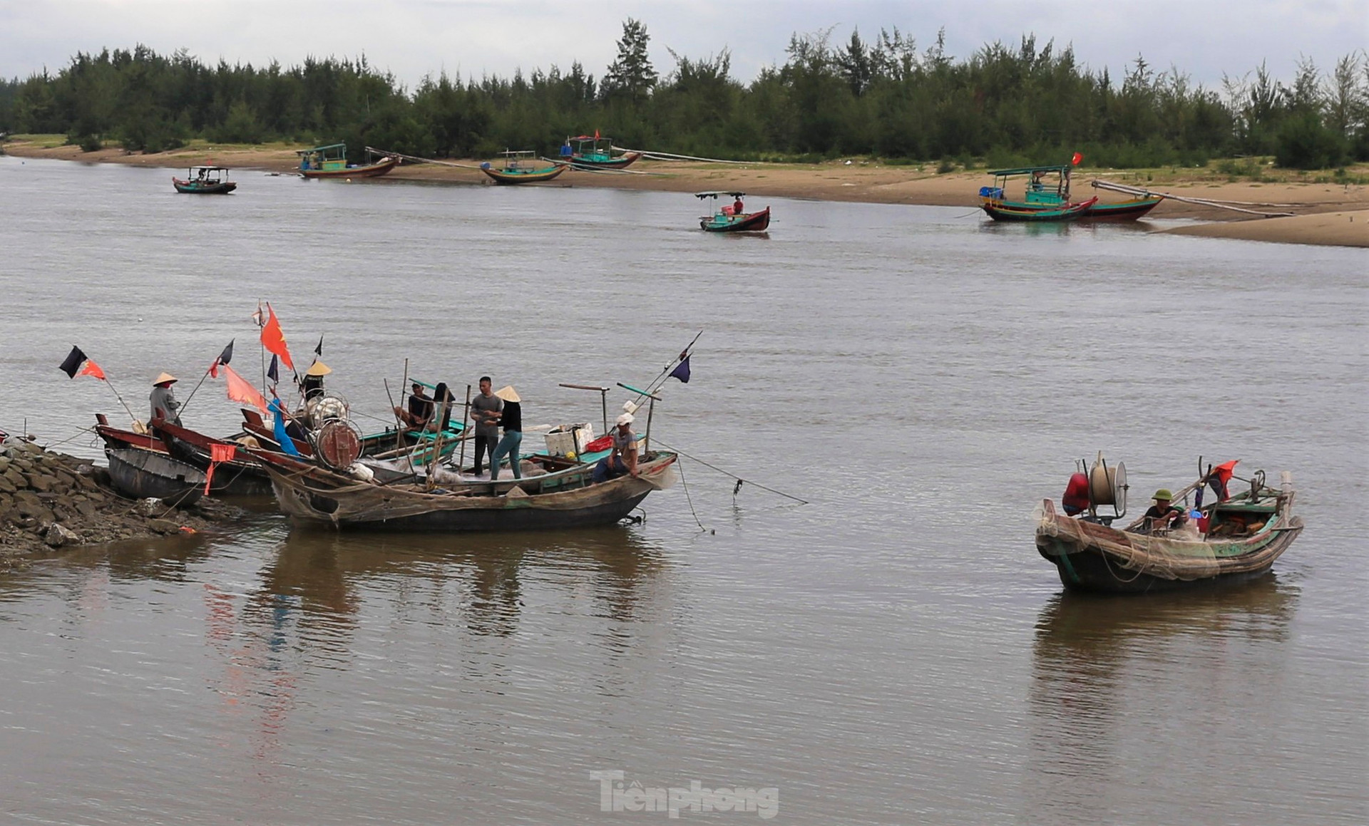 Ngư dân Hà Tĩnh vươn khơi thu 'lộc biển' sau đợt mưa lớn ảnh 15