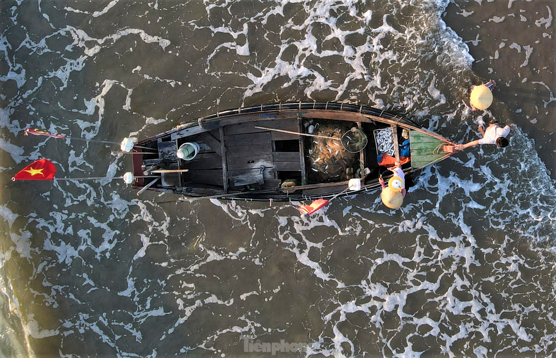 Ngư dân Hà Tĩnh vươn khơi thu 'lộc biển' sau đợt mưa lớn ảnh 16