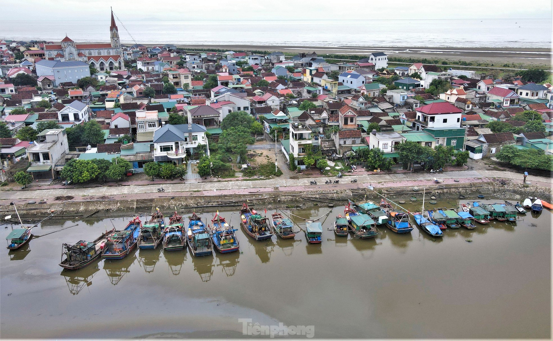 Ngư dân Hà Tĩnh vươn khơi thu 'lộc biển' sau đợt mưa lớn ảnh 2