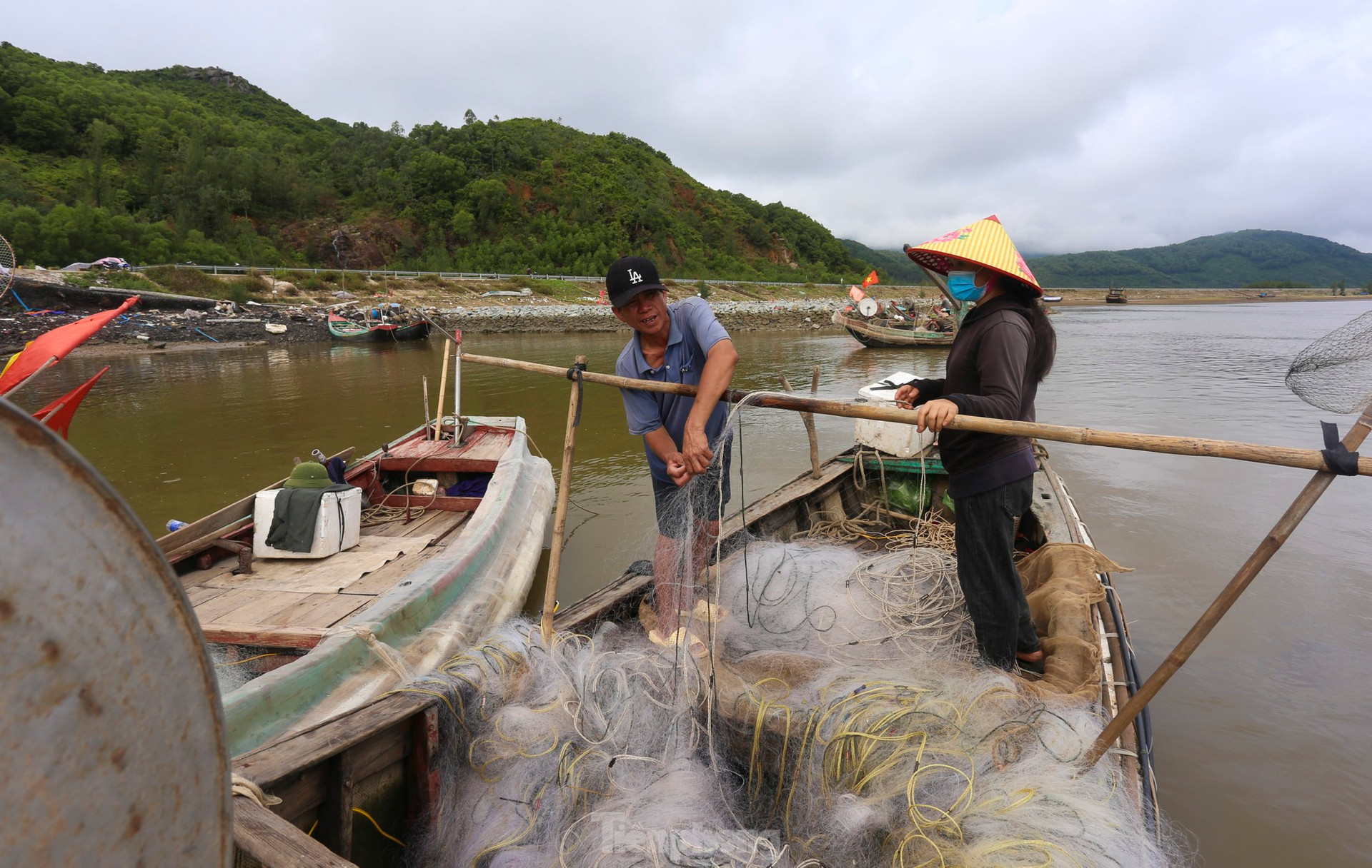 Ngư dân Hà Tĩnh vươn khơi thu 'lộc biển' sau đợt mưa lớn ảnh 17