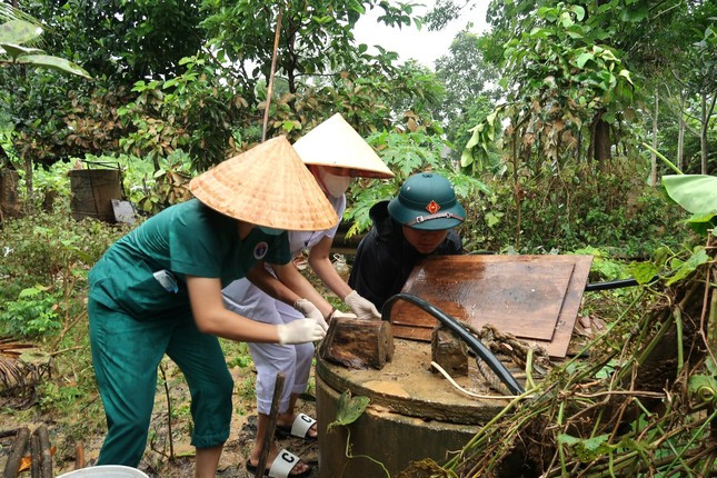 Sau mưa lũ, người dân vùng rốn lũ Nghệ An 'khát' nước sạch ảnh 2