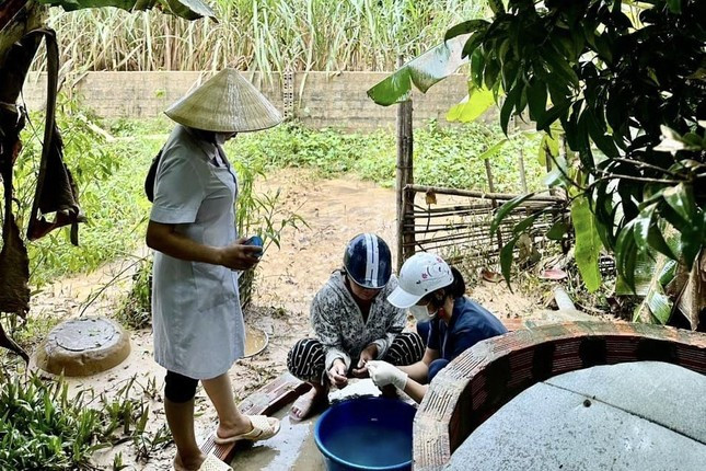 Sau mưa lũ, người dân vùng rốn lũ Nghệ An 'khát' nước sạch ảnh 4