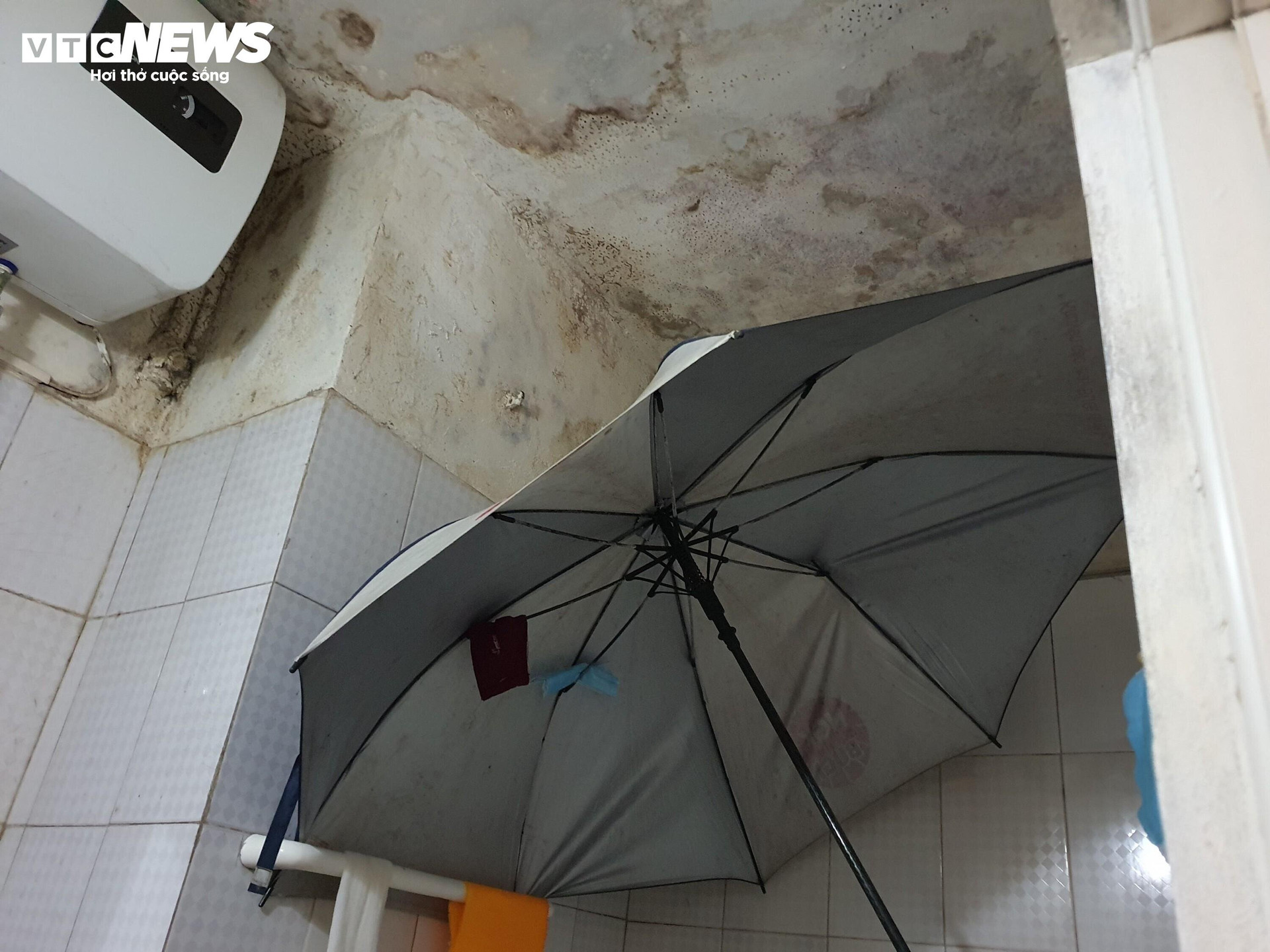 Trong phòng tắm, bà Minh Anh phải đặt một chiếc ô cố định để khi đi vệ sinh không bị nước nhỏ vào đầu.