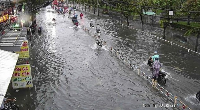 Mưa lớn giờ tan tầm, người dân TPHCM chật vật lội nước về nhà ảnh 1