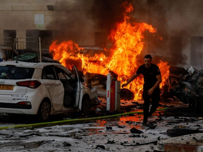 Hamas tấn công Israel: Đường phố tan hoang, thi thể nằm la liệt - 3