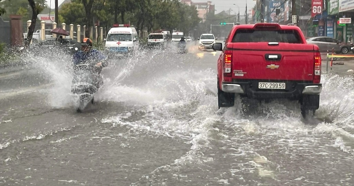 Hàng loạt ô tô chết máy trên đường phố ở Hà Tĩnh sau mưa lớn