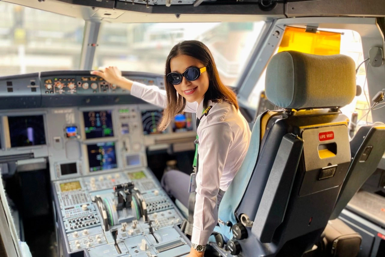 Cô gái Việt xinh đẹp chi 6 tỷ đồng học lái máy bay, kể góc khuất trong nghề - 12