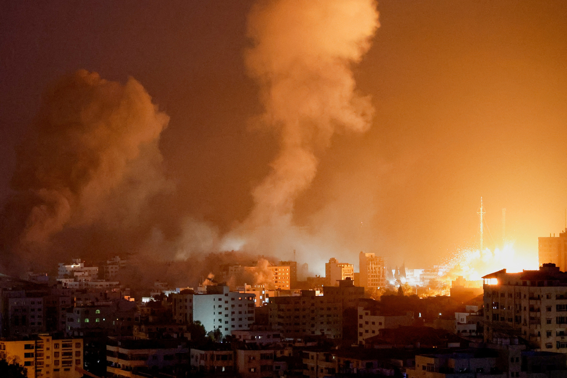 Máy bay chiến đấu Israel dồn dập không kích, Hamas đáp trả quyết liệt - 1