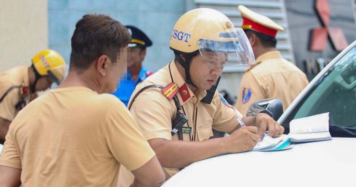 CSGT lập biên bản xử phạt xe dù, bến cóc ở TPHCM