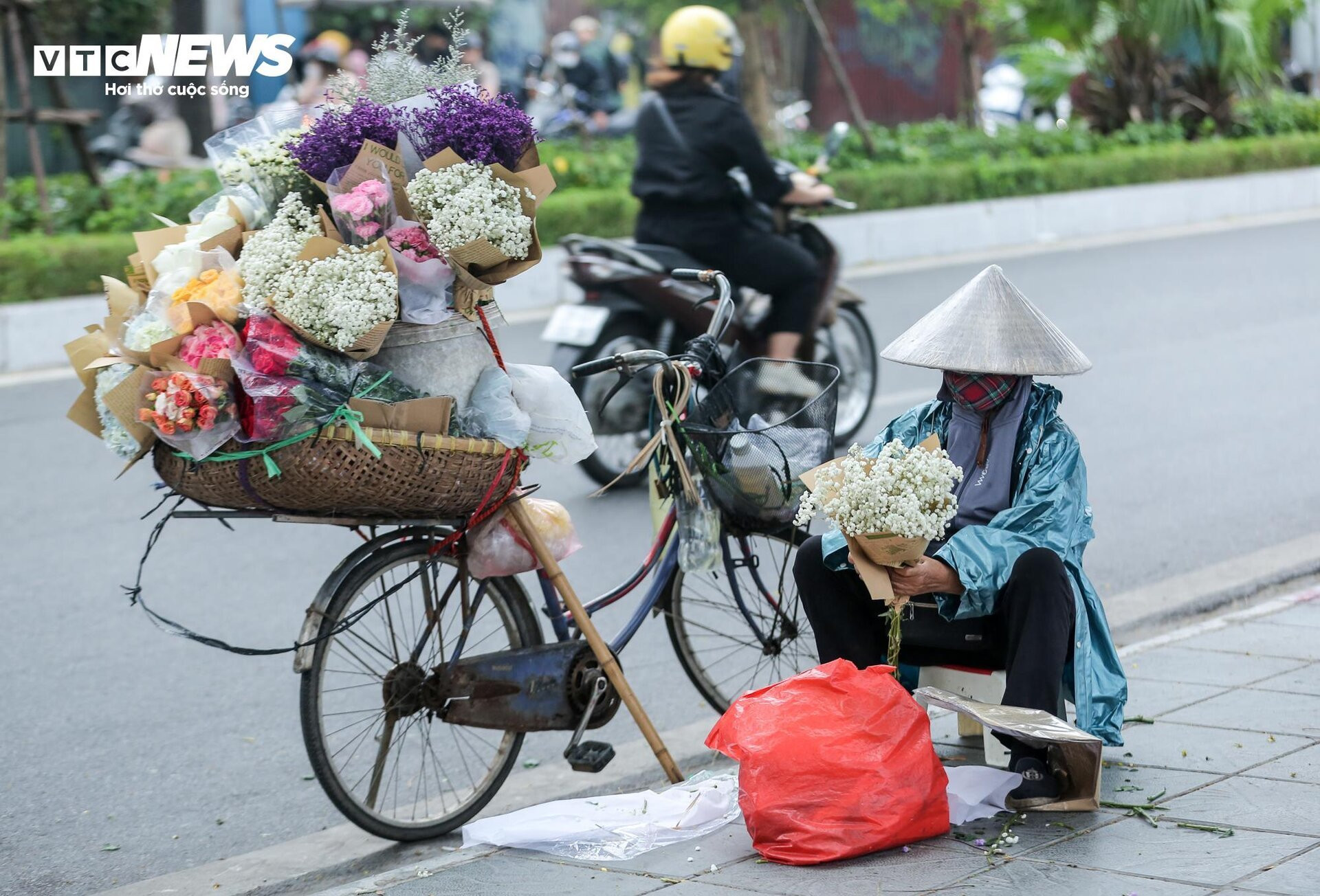 Hà Nội mưa lạnh như mùa đông, người dân mặc áo ấm ra đường - 14