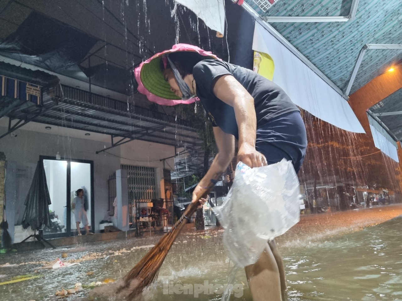 Người dân Đà Nẵng khốn đốn dọn đồ chạy ngập trong đêm ảnh 17