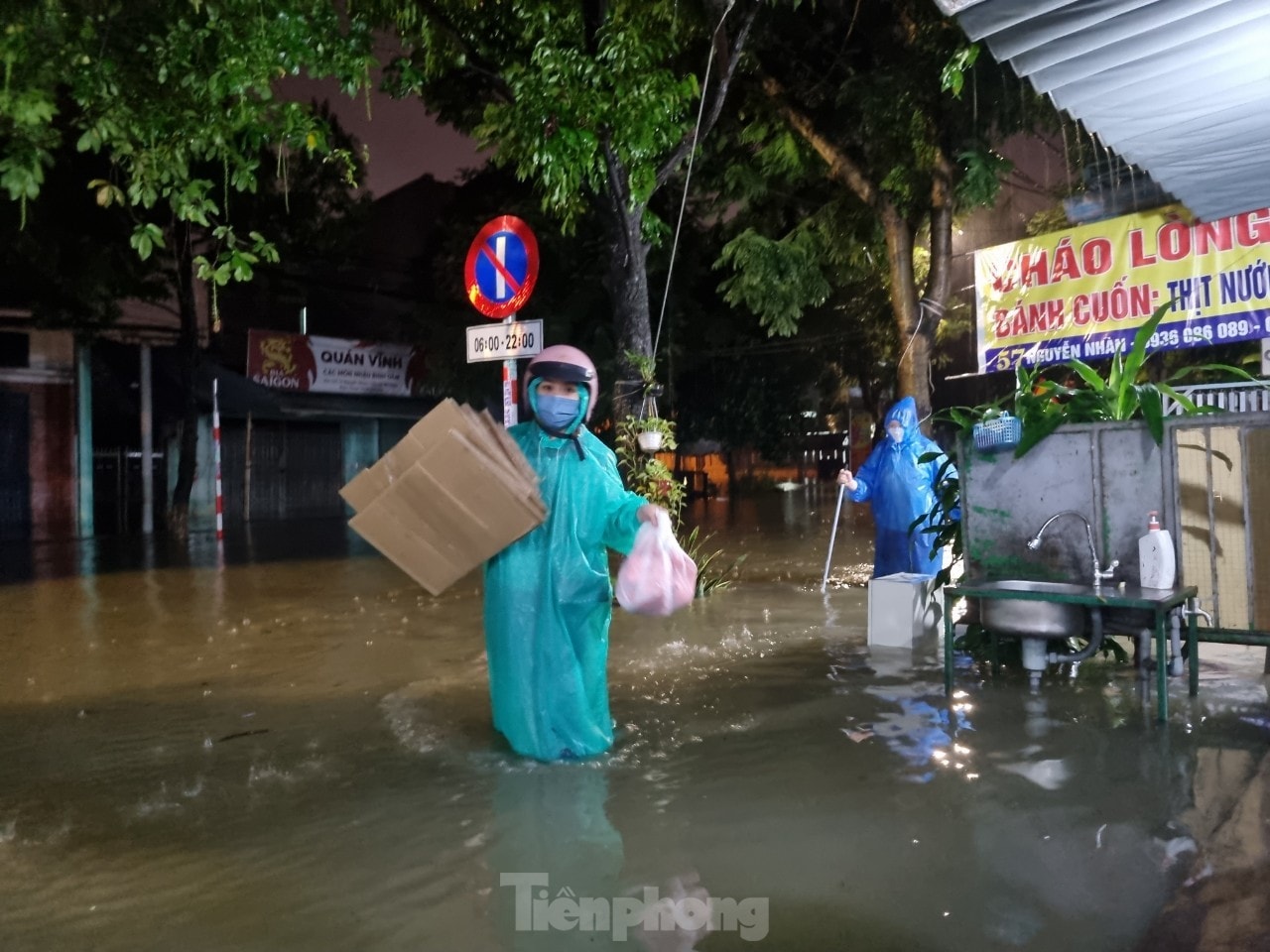 Người dân Đà Nẵng khốn đốn dọn đồ chạy ngập trong đêm ảnh 9