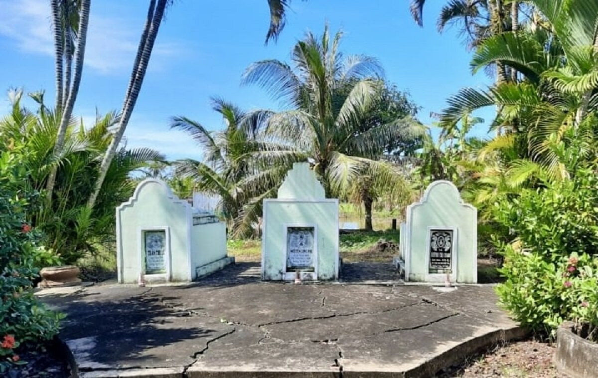 Ngôi mộ của bác Ba Phi và 2 bà vợ tại Cà Mau.