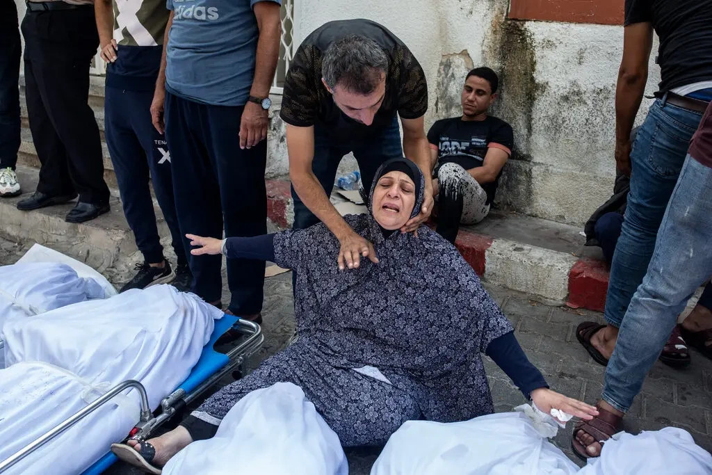 Gaza bị không kích liên tiếp, lực lượng cứu hộ vật lộn cứu người - 1