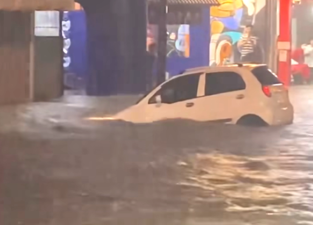 Nhiều ô tô bị cuốn trôi trong cơn mưa lớn ở Bình Dương ảnh 1