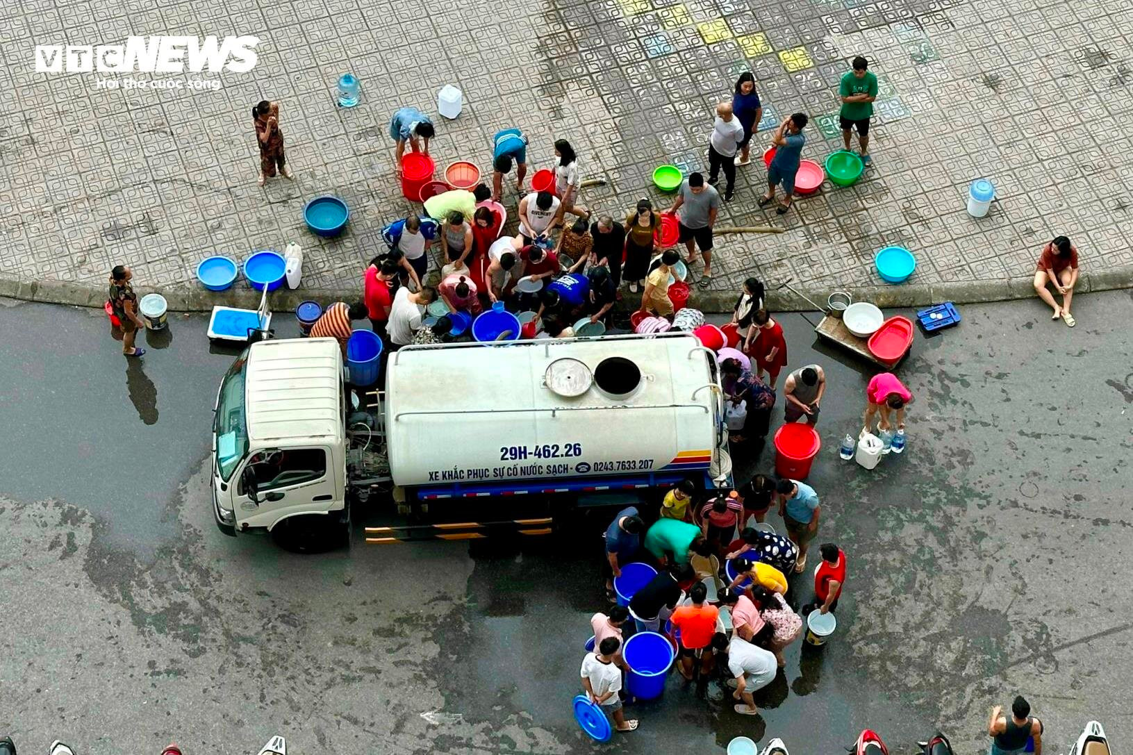 Sáng 16/10, rất đông người dân Khu đô thị Thanh Hà (Hà Nội) xuống lấy nước sinh hoạt.